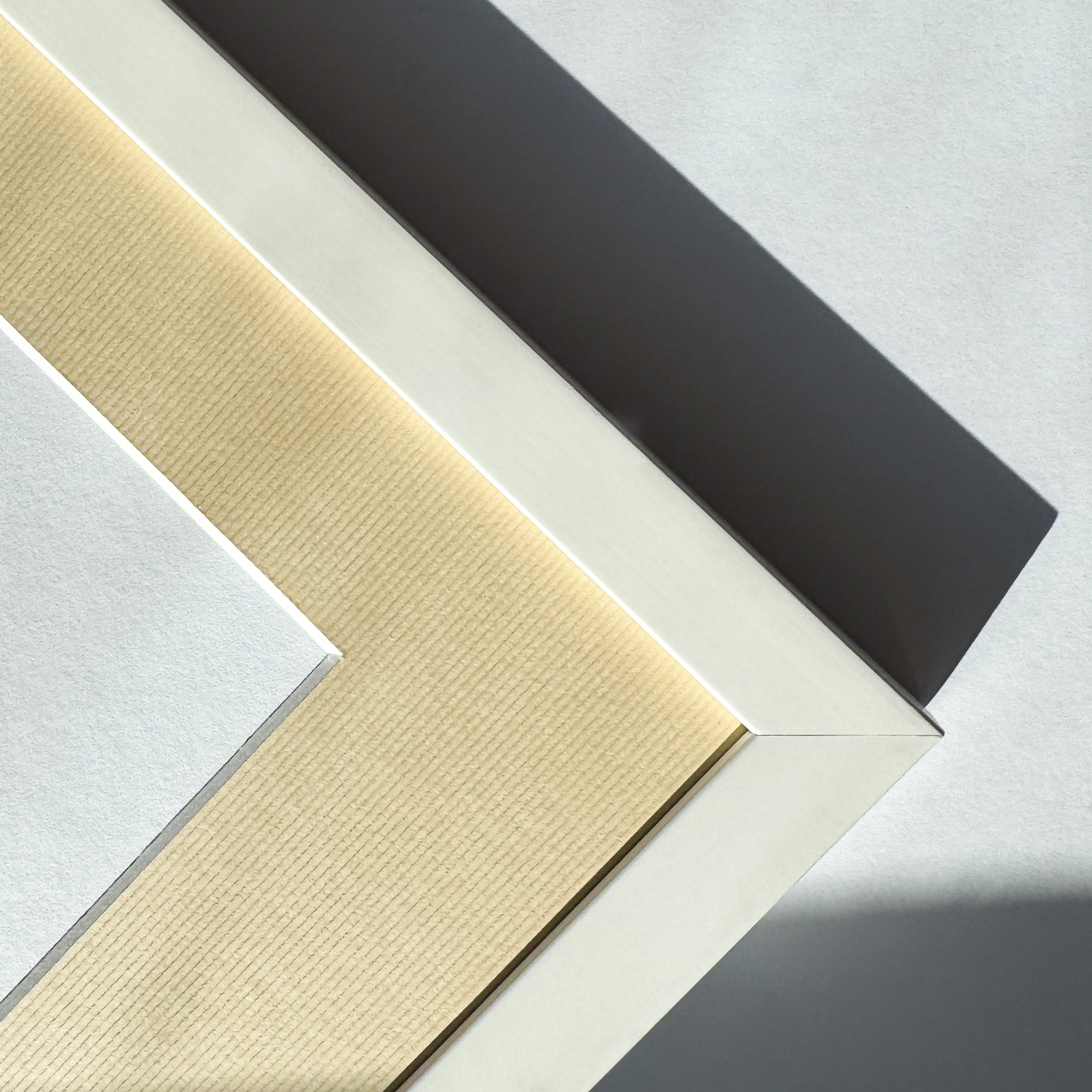 White wooden frame - Narrow (15 mm) - A2 (42x59.4 cm)