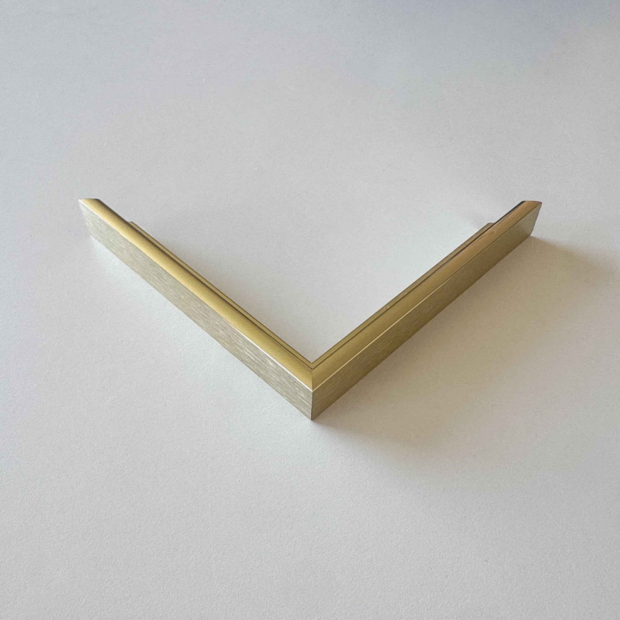 Corner sample: Gold premium aluminum frame - Narrow (6 mm)
