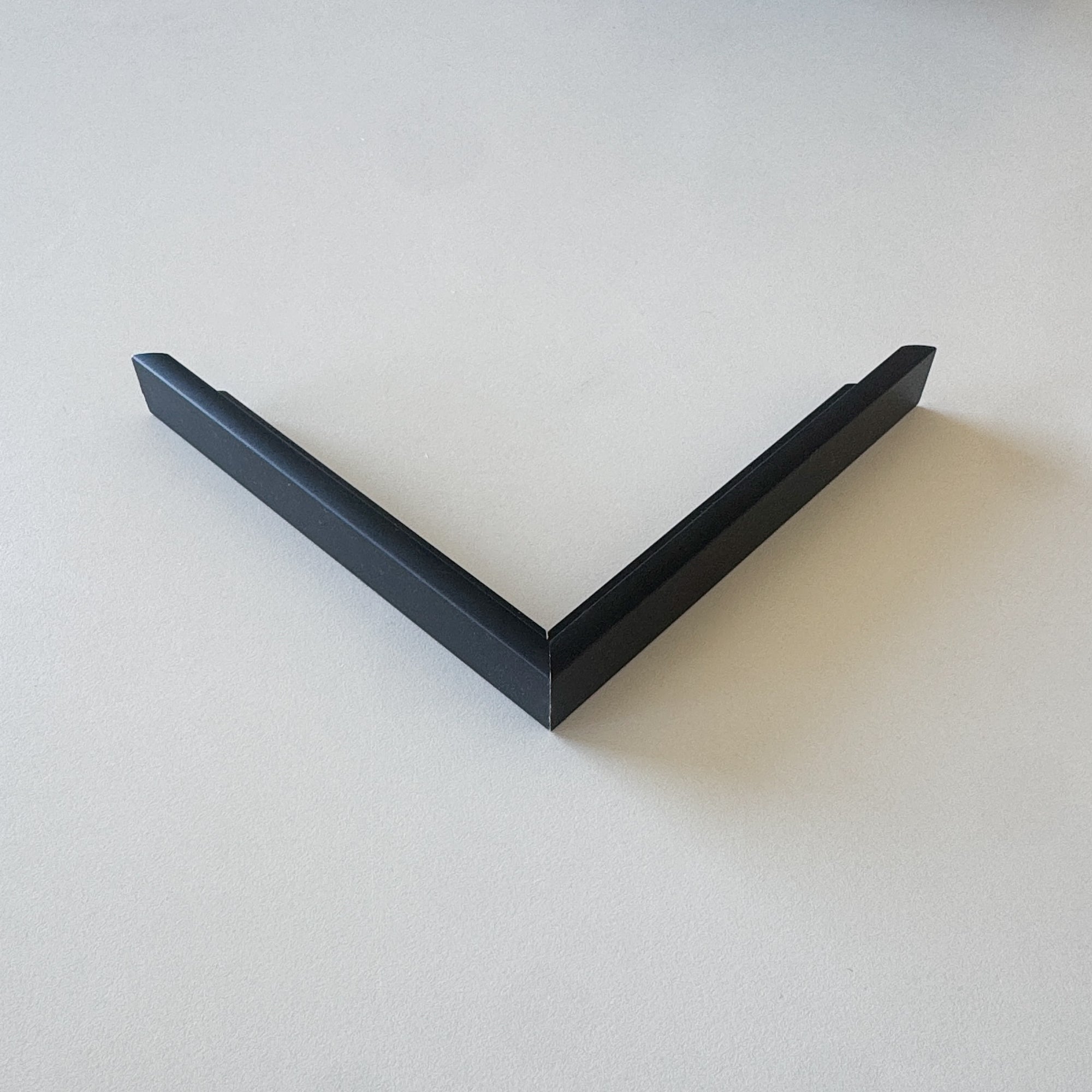 Corner sample: Black premium aluminum frame - Narrow (6 mm)