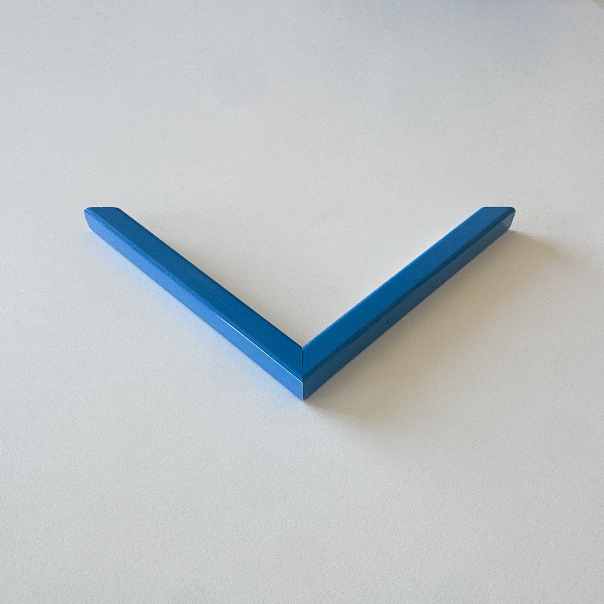 Corner sample: Blue glossy wooden frame - Narrow (13x13 mm)
