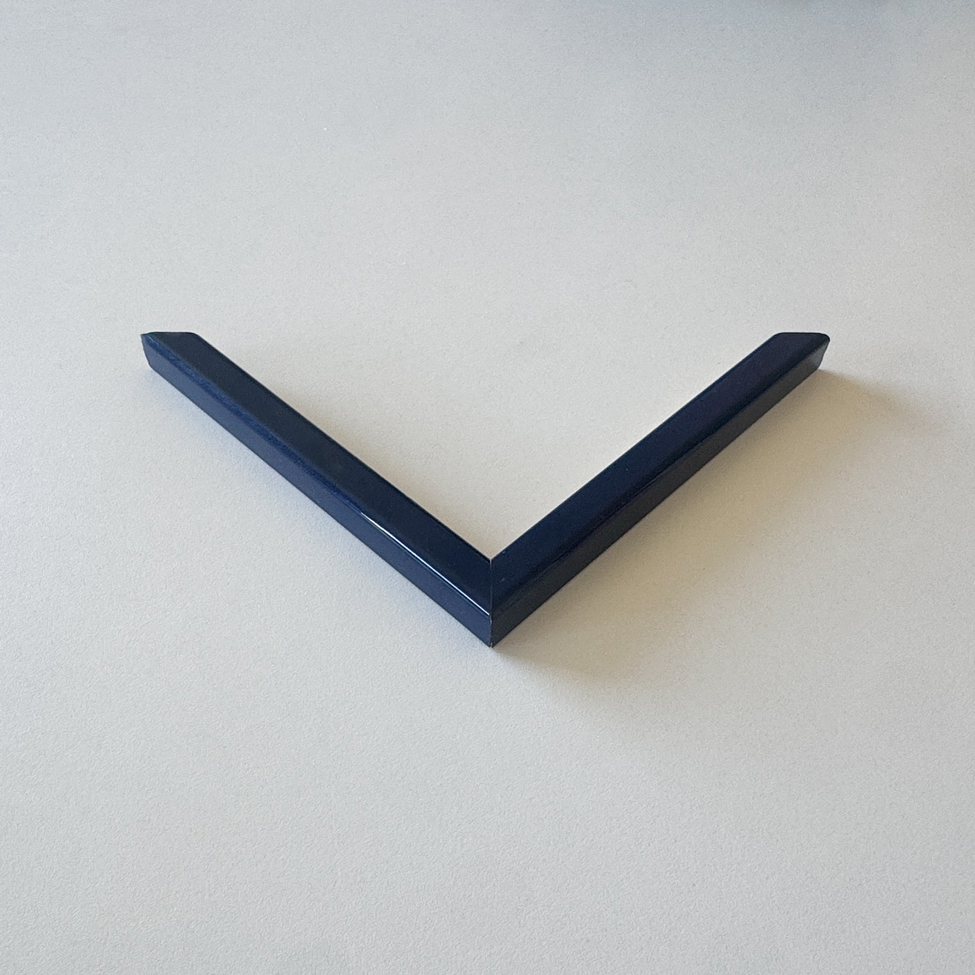 Corner Sample: Dark blue glossy wooden frame - Narrow (13x13 mm)