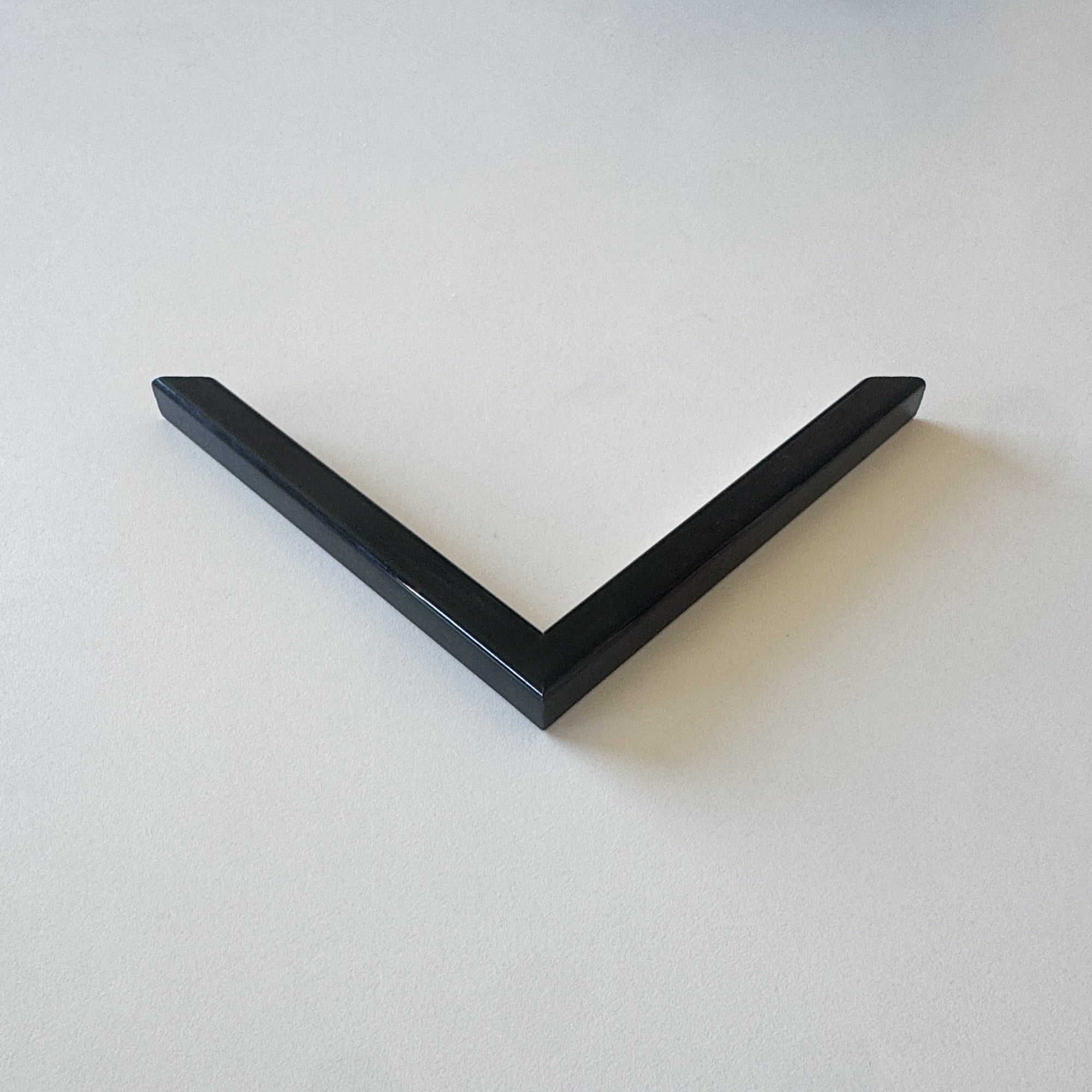Corner sample: Black glossy wooden frame - Narrow (13x13 mm)