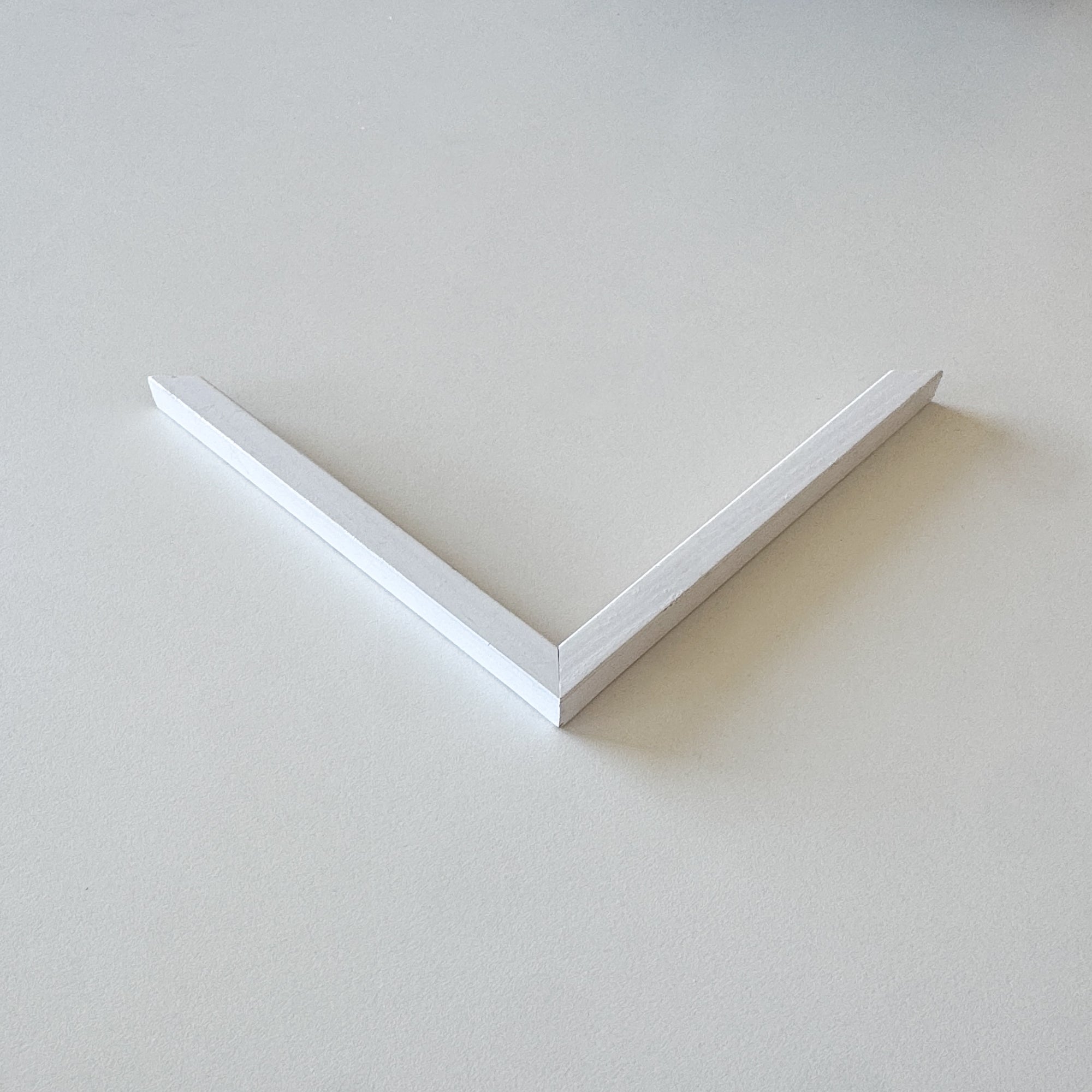Corner sample: White wooden frame - Narrow (10x10 mm)
