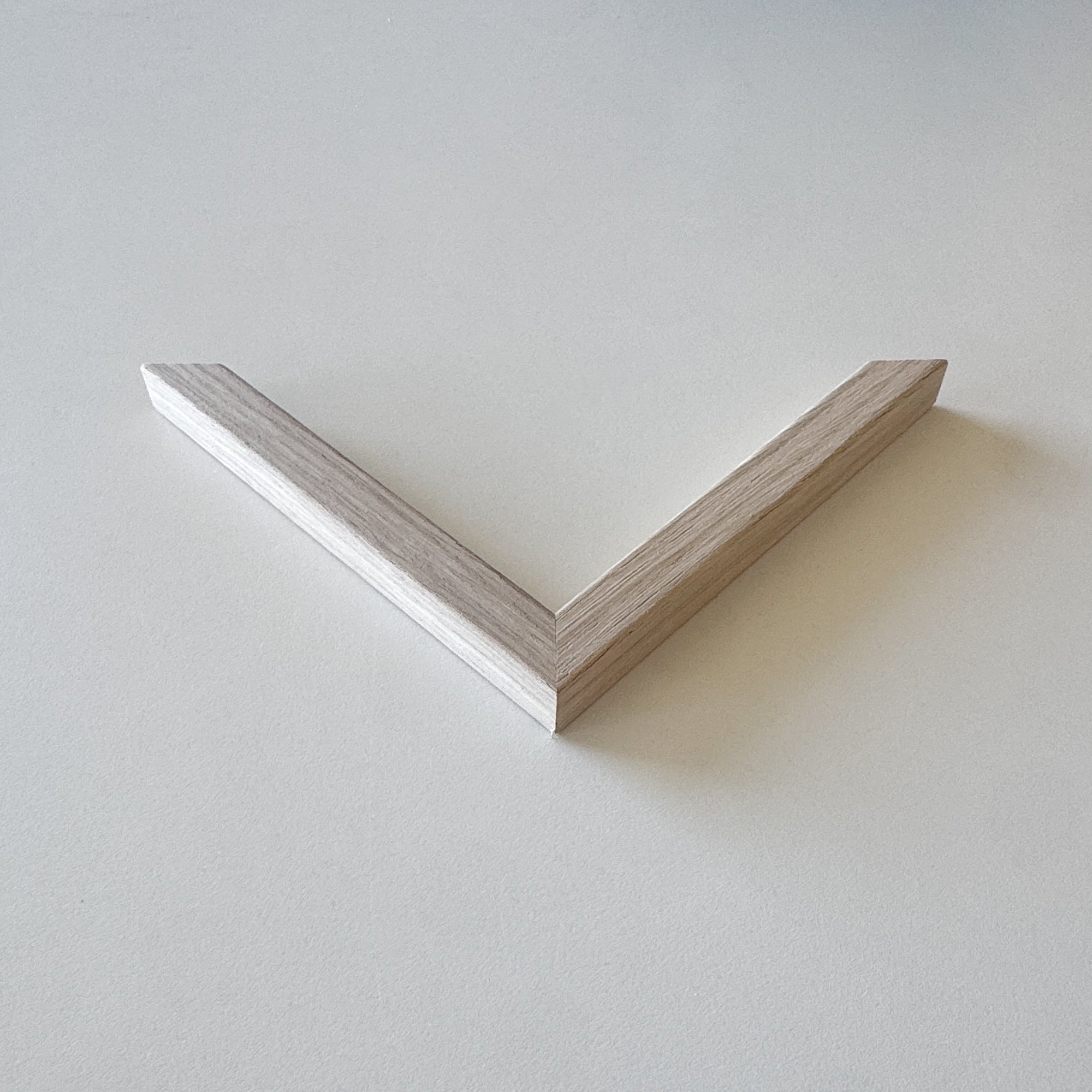 Corner sample: Light oak wood frame - Narrow (15x15 mm)