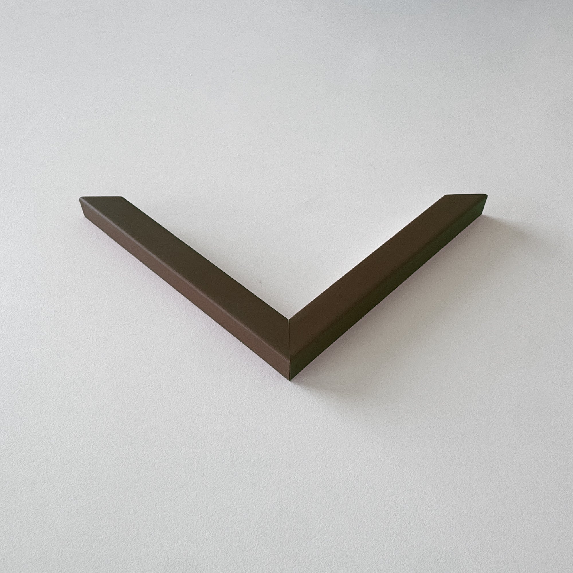 Corner sample: Brown matte wooden frame - Slim (15x13 mm)