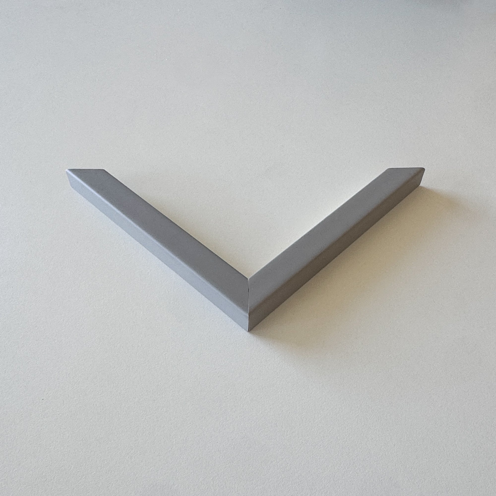 Corner sample: Grey matte wooden frame - Narrow (15x13 mm)