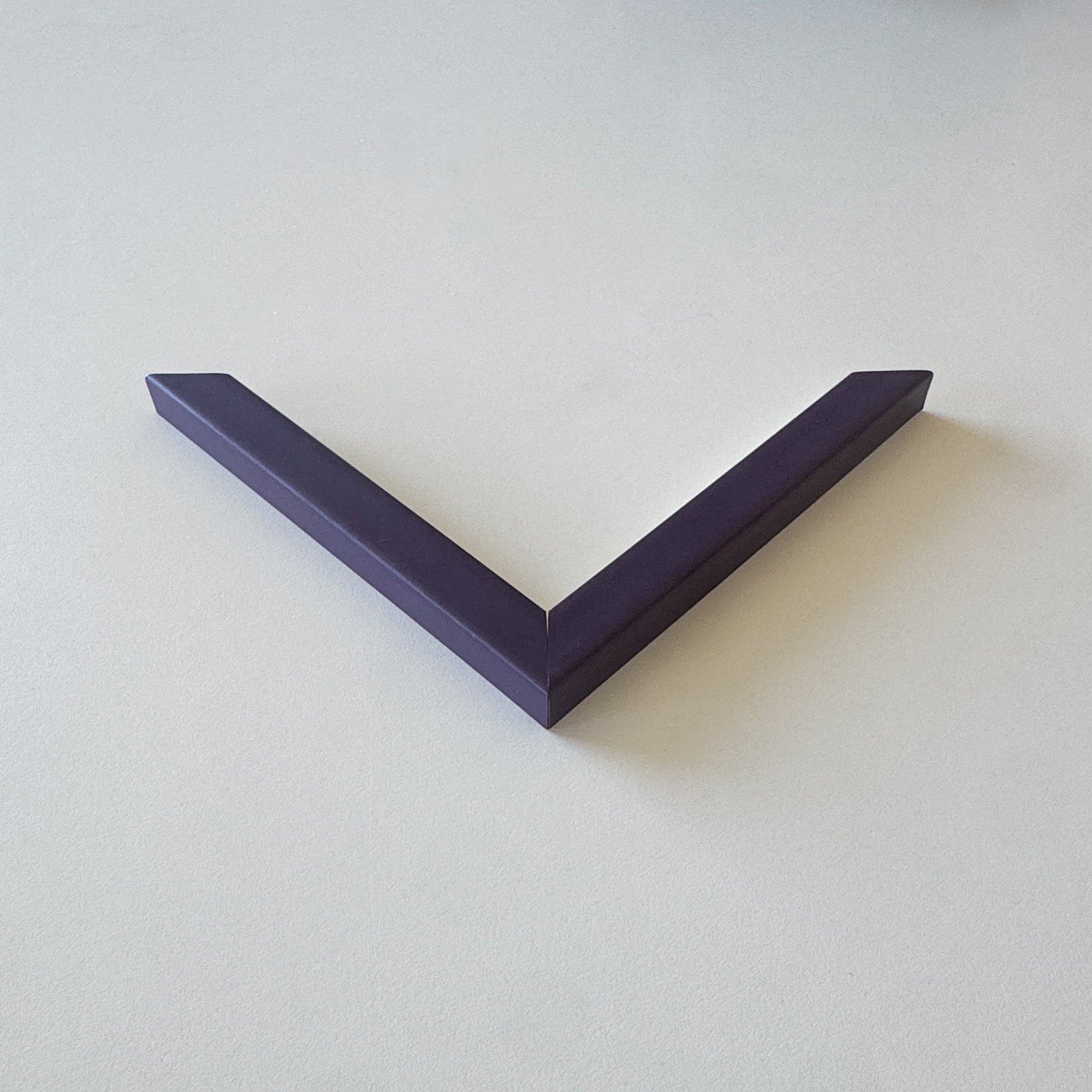 Corner sample: Purple matte wood frame - Narrow (15x13 mm)
