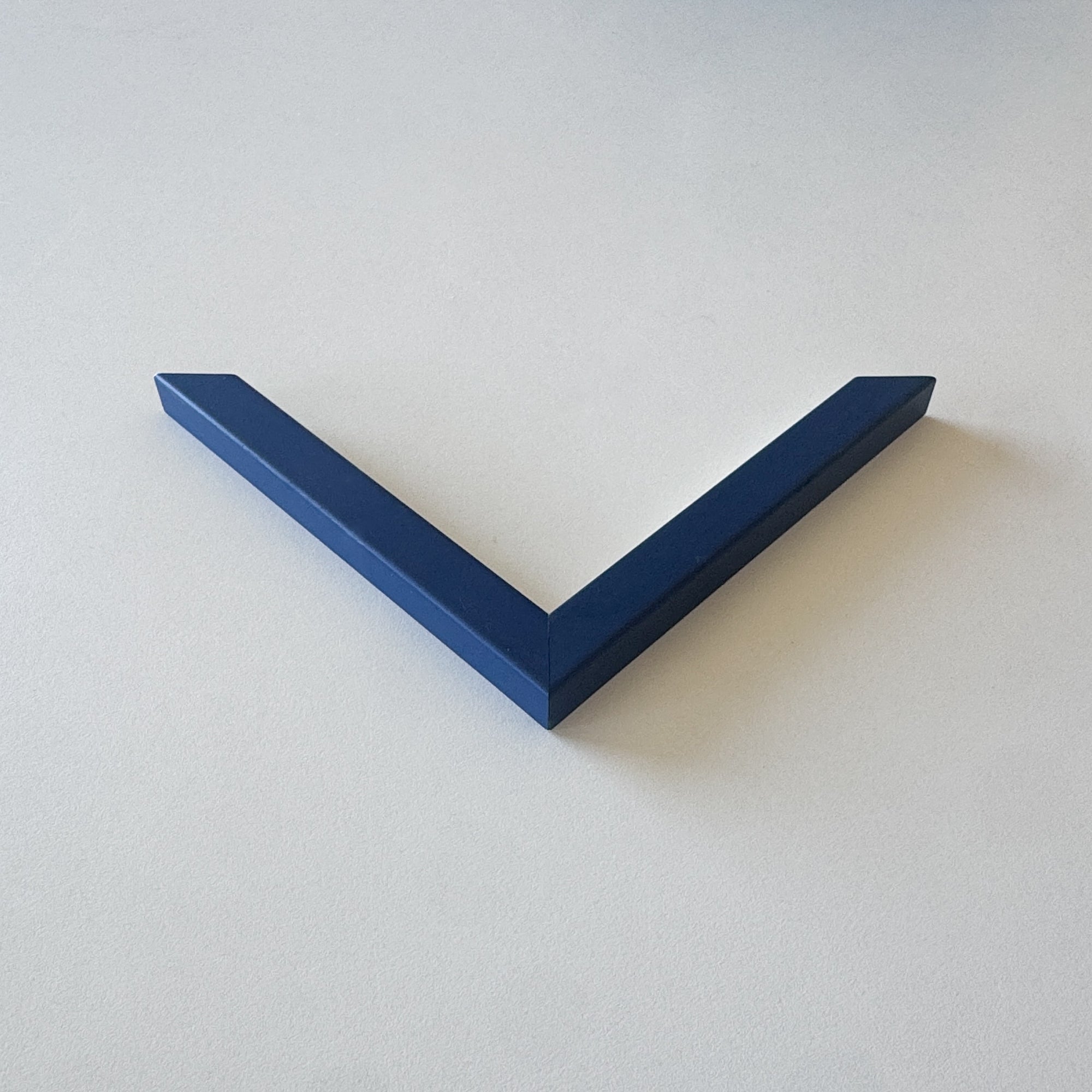 Corner sample: Dark blue matt wooden frame - Narrow (15x15 mm)