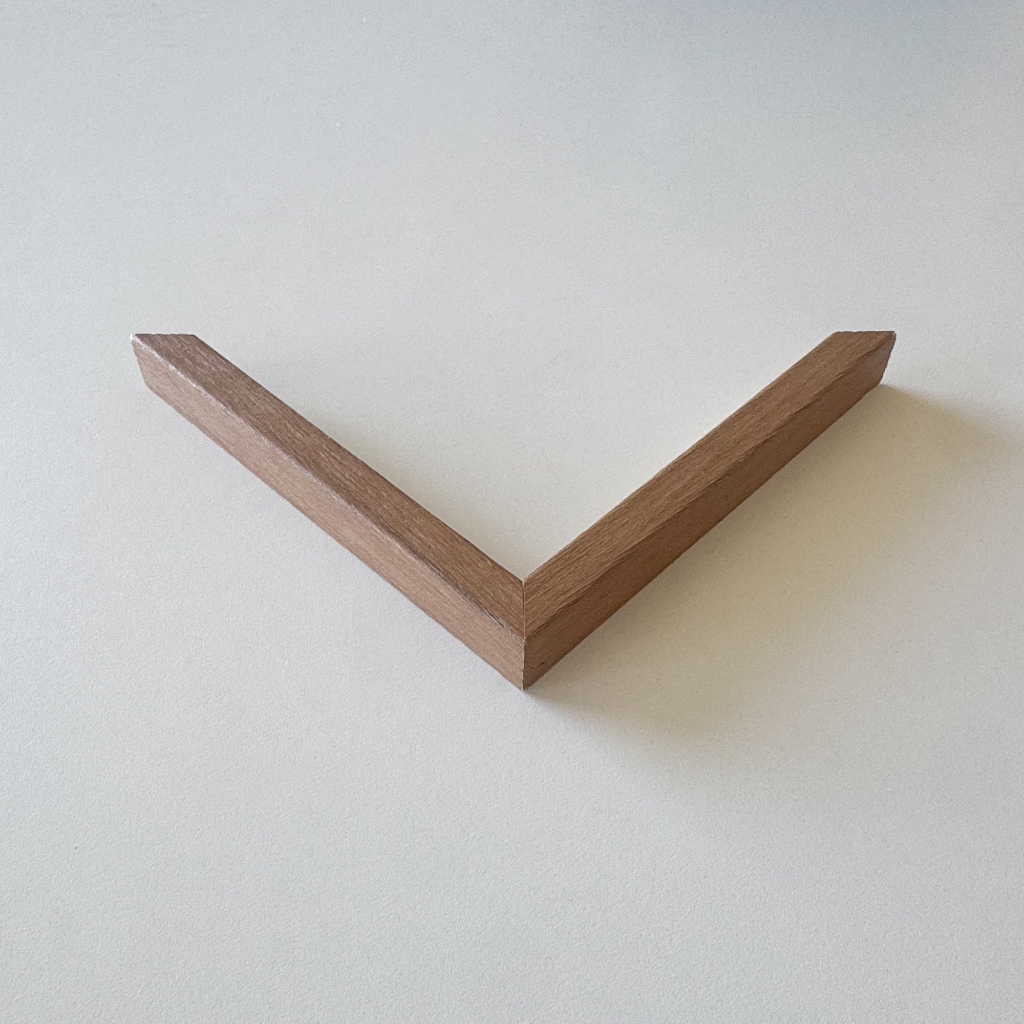 Corner Sample: Dark oak wood frame - Narrow (12x18 mm)