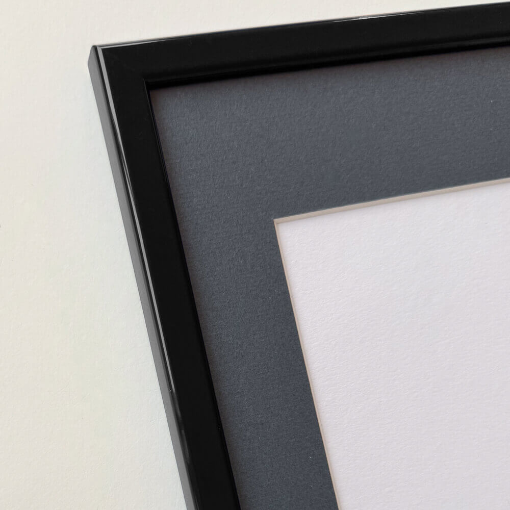 Black glossy wooden frame - Narrow (13 mm) - 40x50 cm