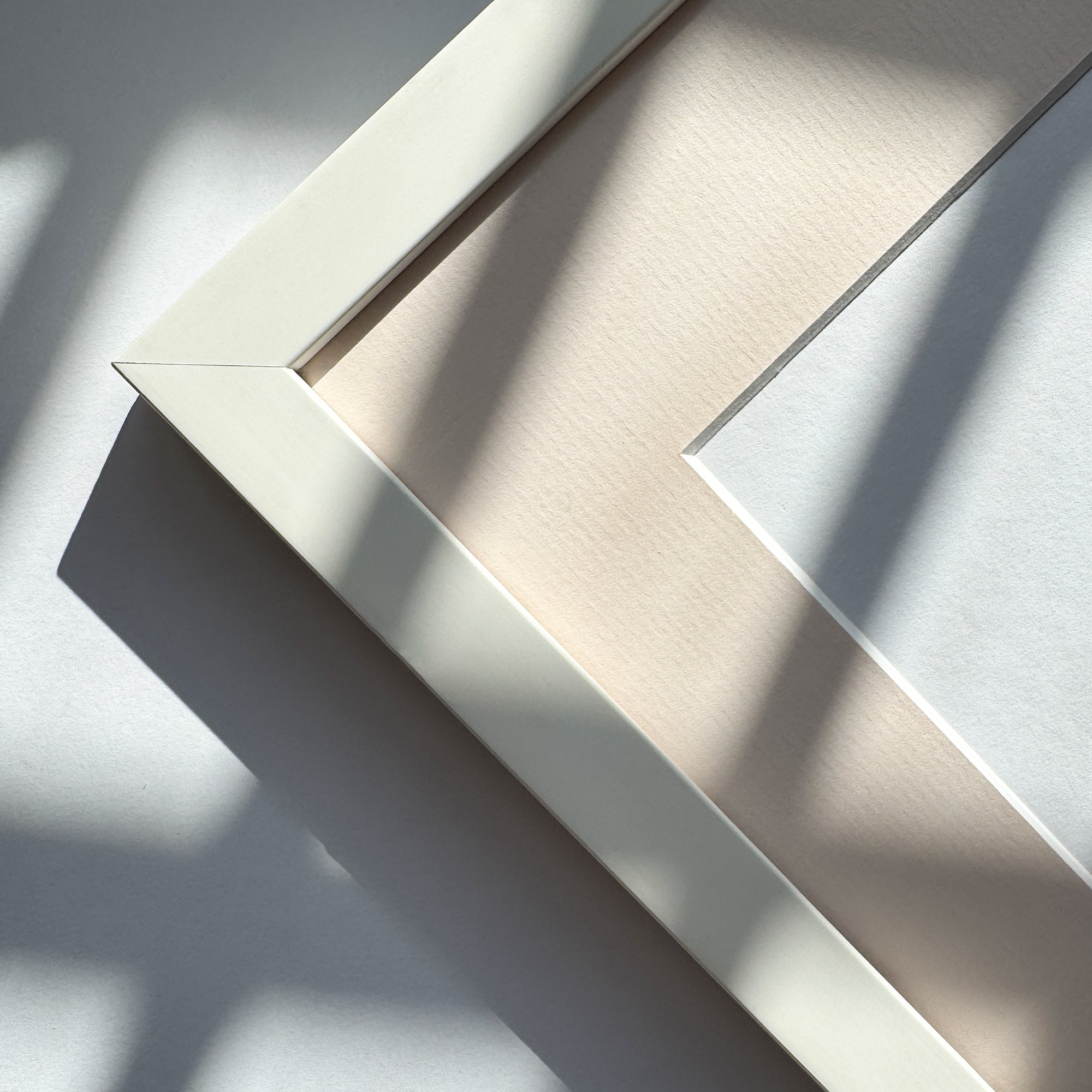 White wooden frame - Narrow (15 mm) - A2 (42x59.4 cm)