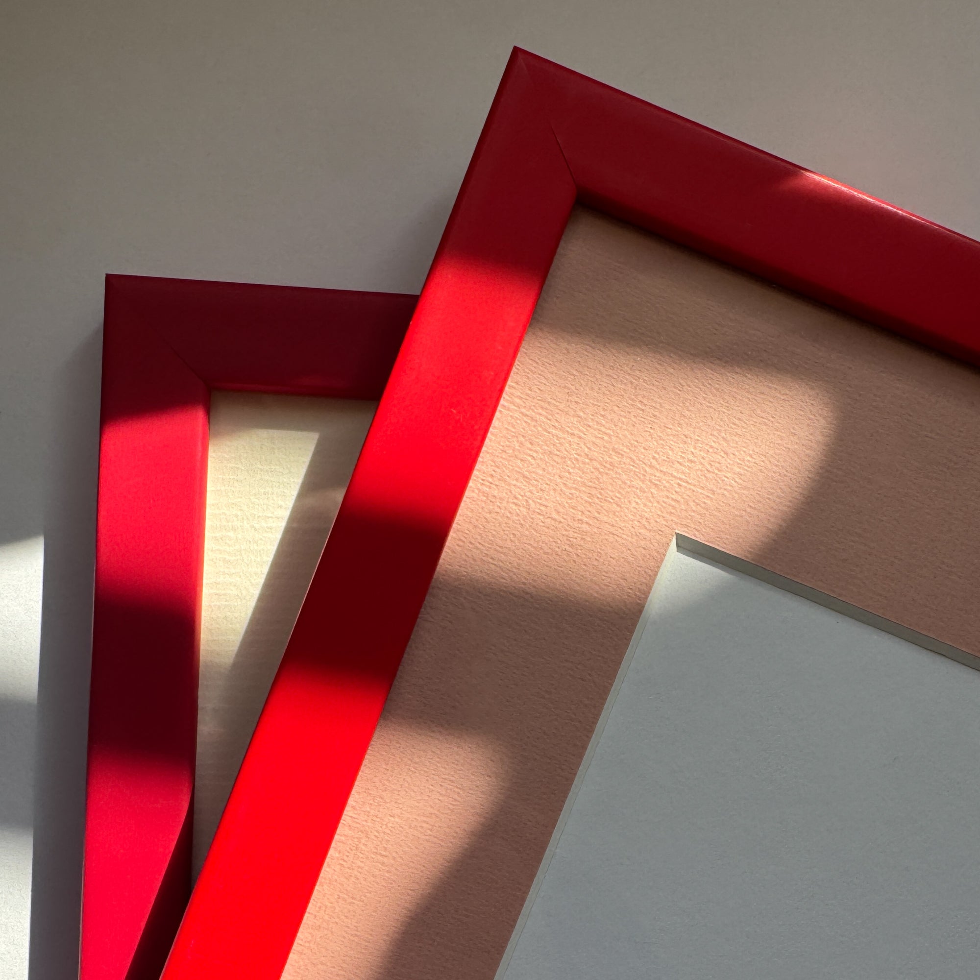 Red matte wooden frame - Narrow (15 mm) - A2 (42x59.4 cm)