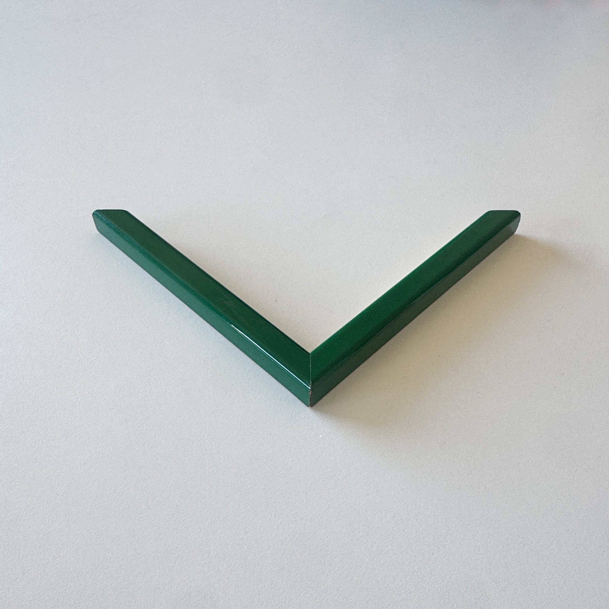 Corner sample: Green glossy wooden frame - Narrow (13x13 mm)