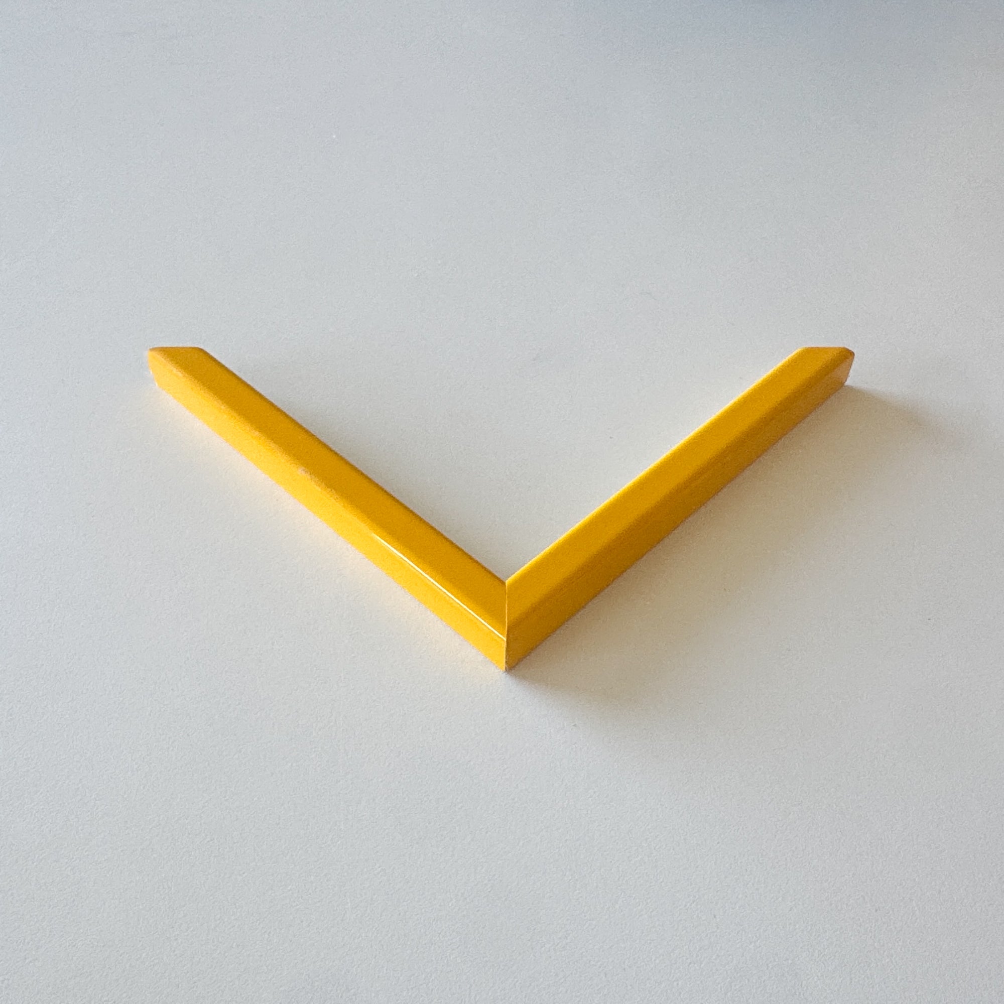 Corner Sample: Gold glossy wooden frame - Narrow (13x13 mm)