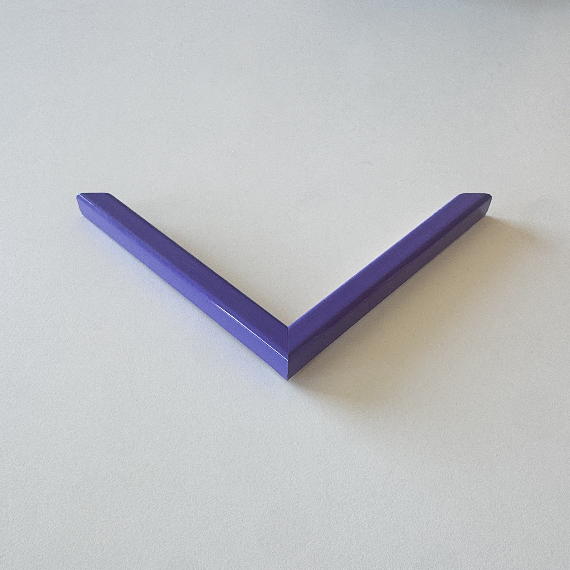 Corner sample: Purple gloss wooden frame - Narrow (13x13 mm)