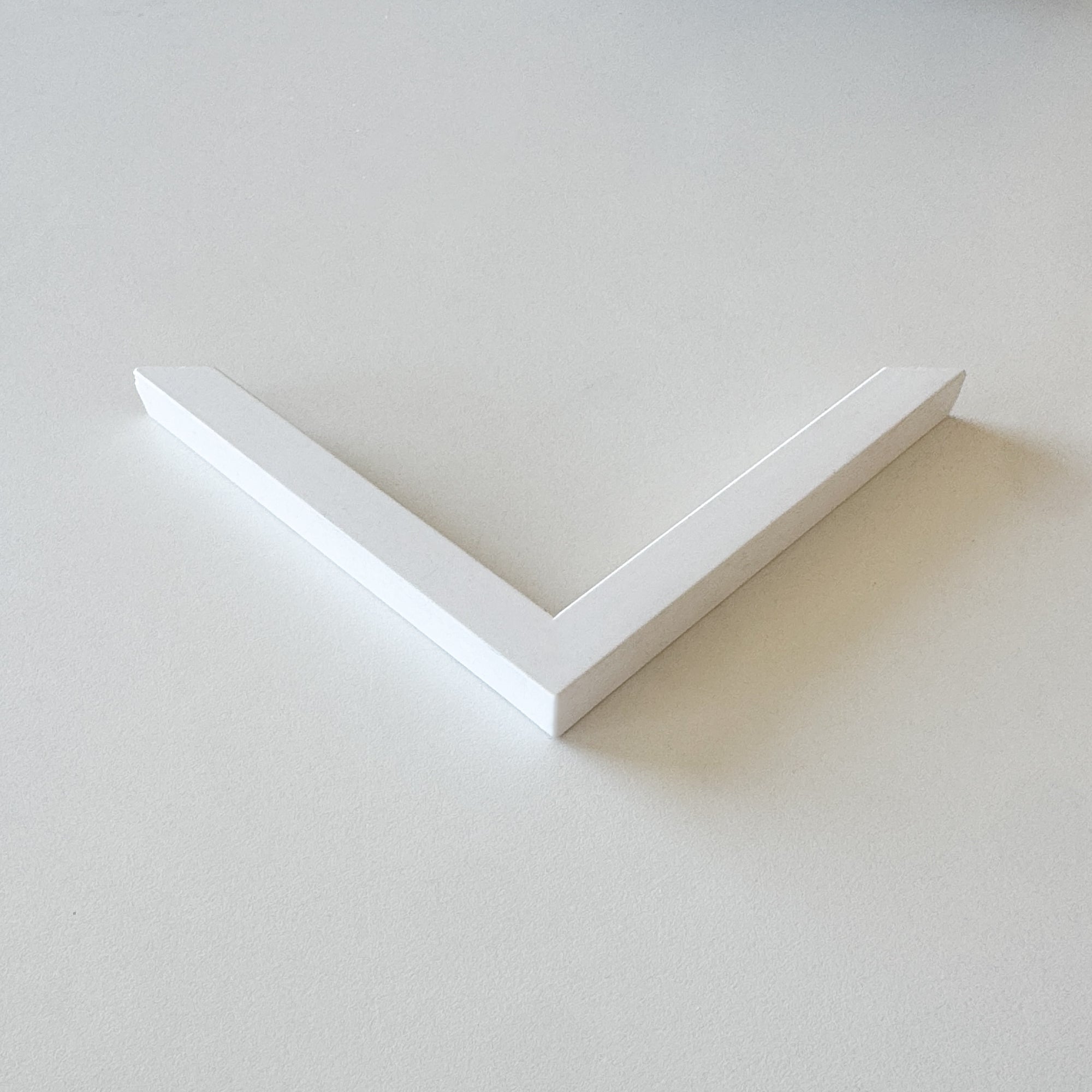 Corner Sample: White wood frame - Narrow (15x15 mm)