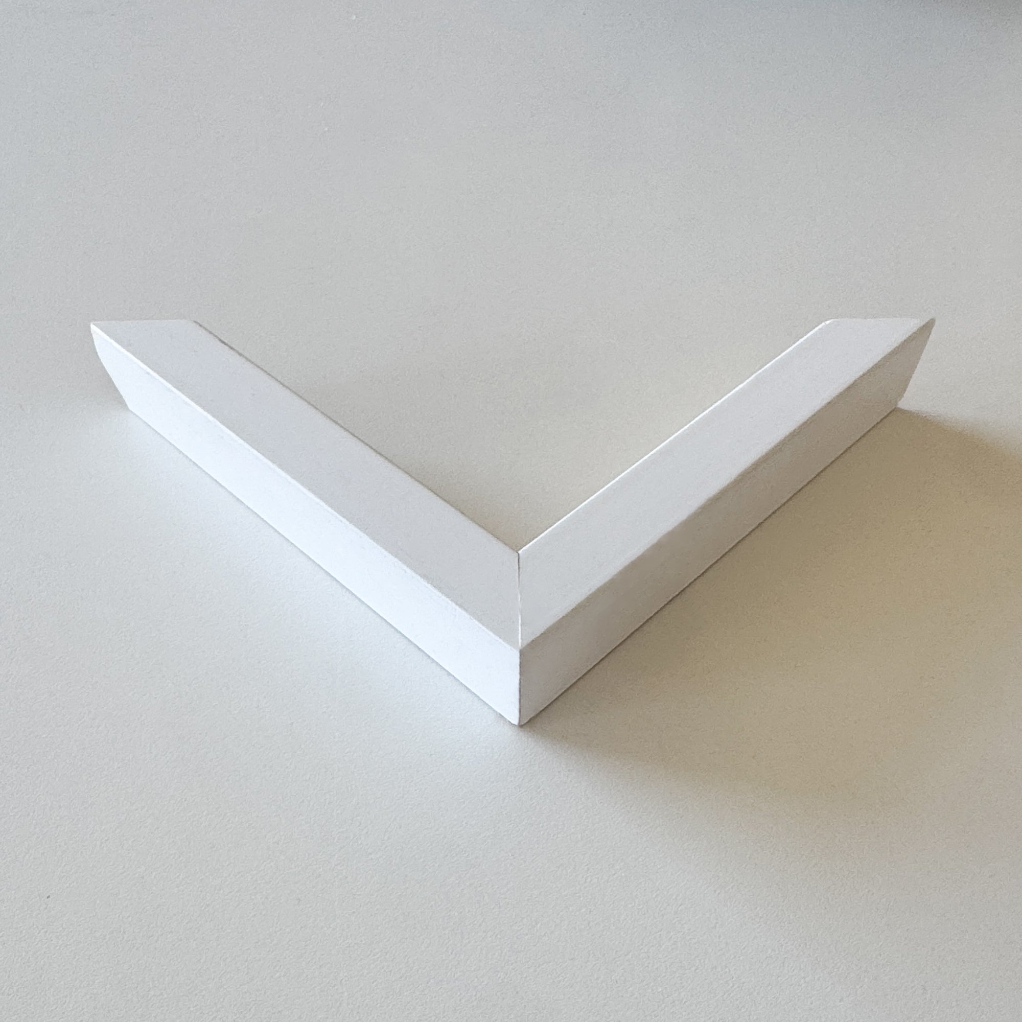 Corner sample: White wooden frame - Wide (20x20 mm)
