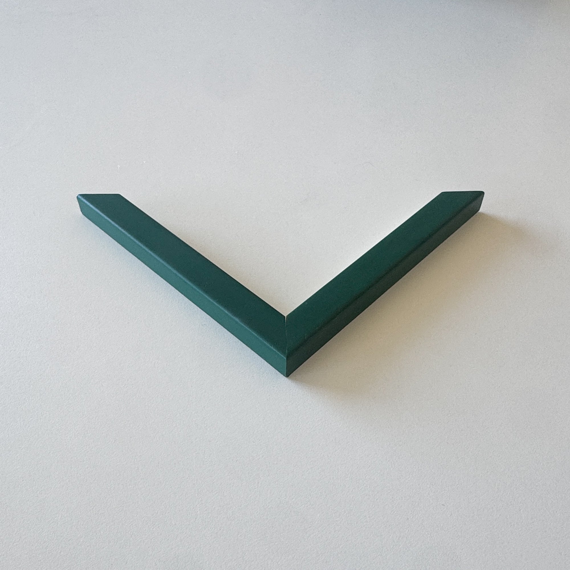 Corner sample: Dark green matt wooden frame - Narrow (15x13 mm)