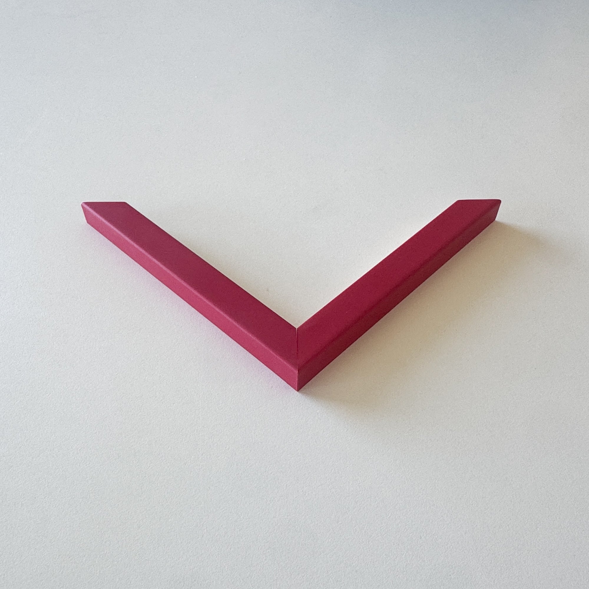Corner sample: Dark red matt wooden frame - Narrow (15x13 mm)