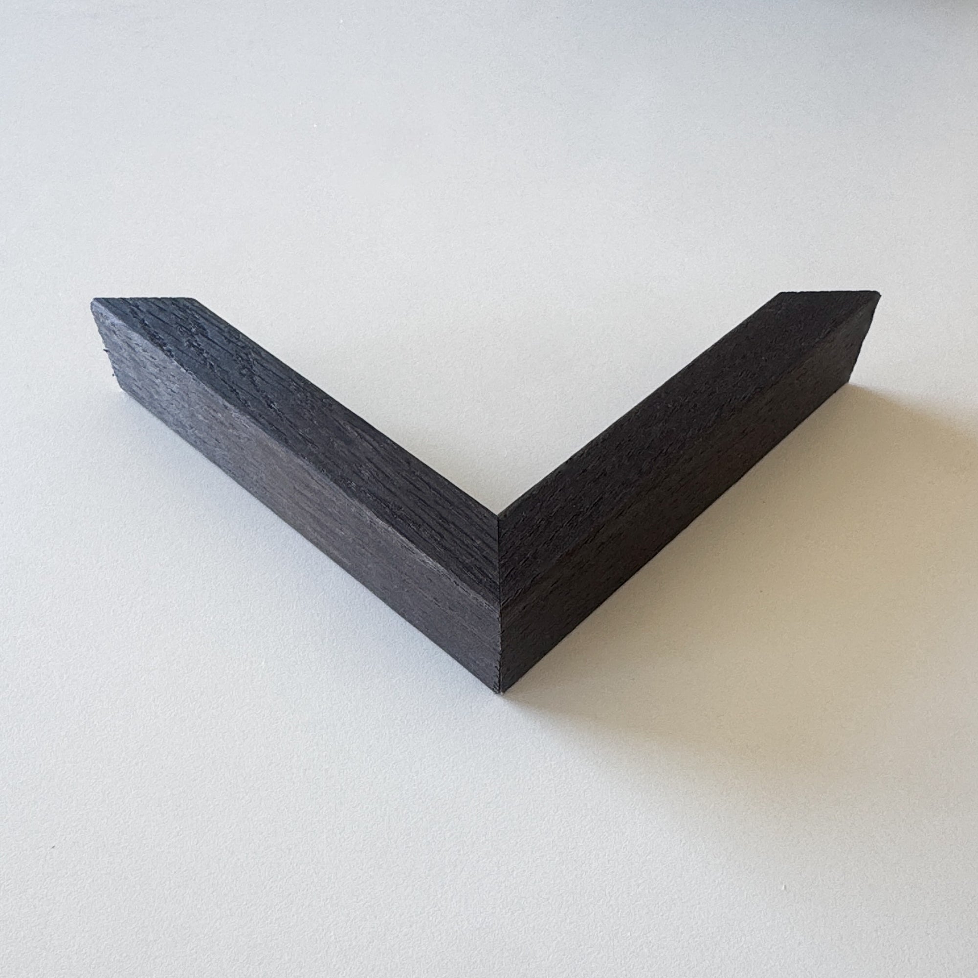 Sample: Dark smoked oak frame - Narrow (20x30 mm)