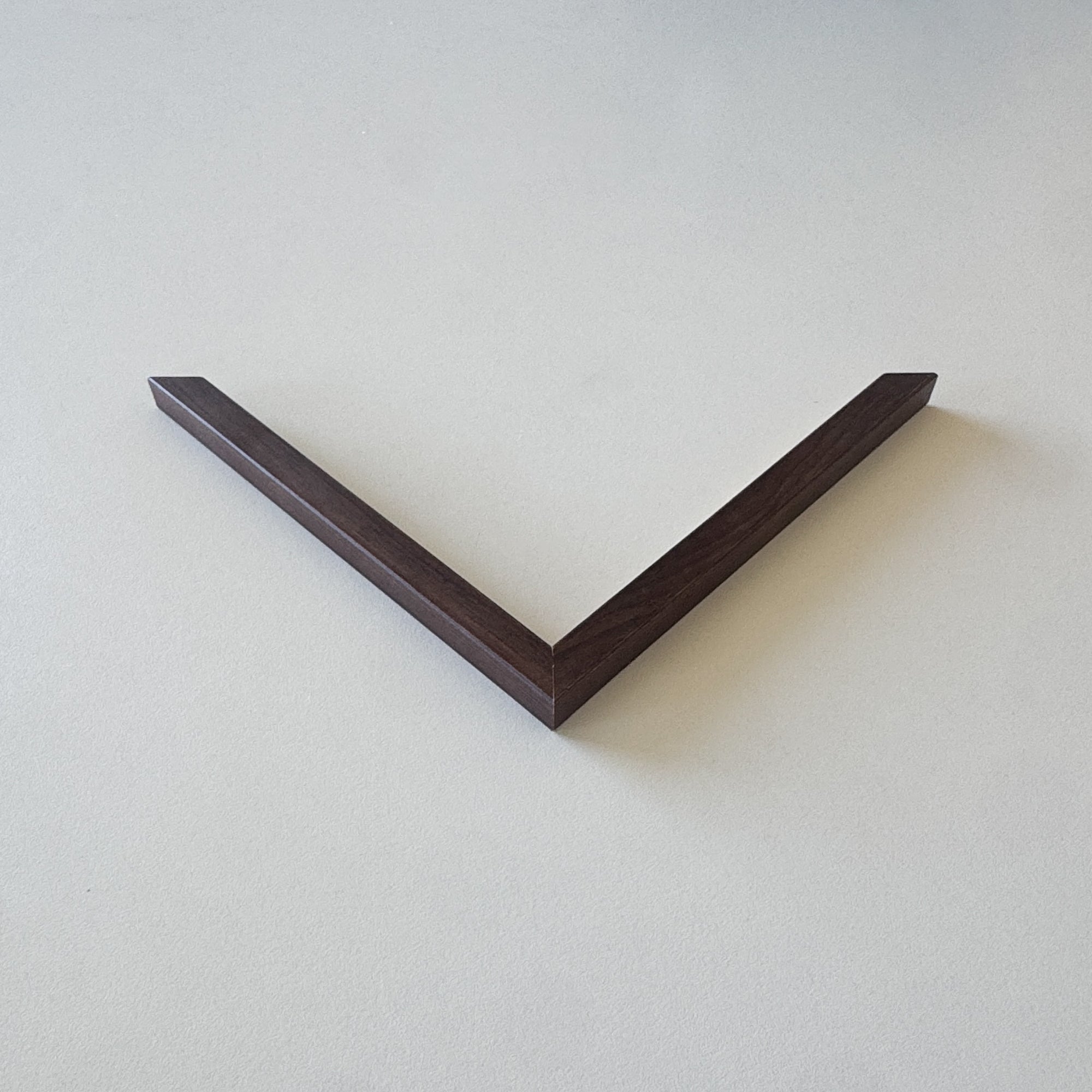 Corner sample: Dark wood frame - Narrow (10x10 mm)