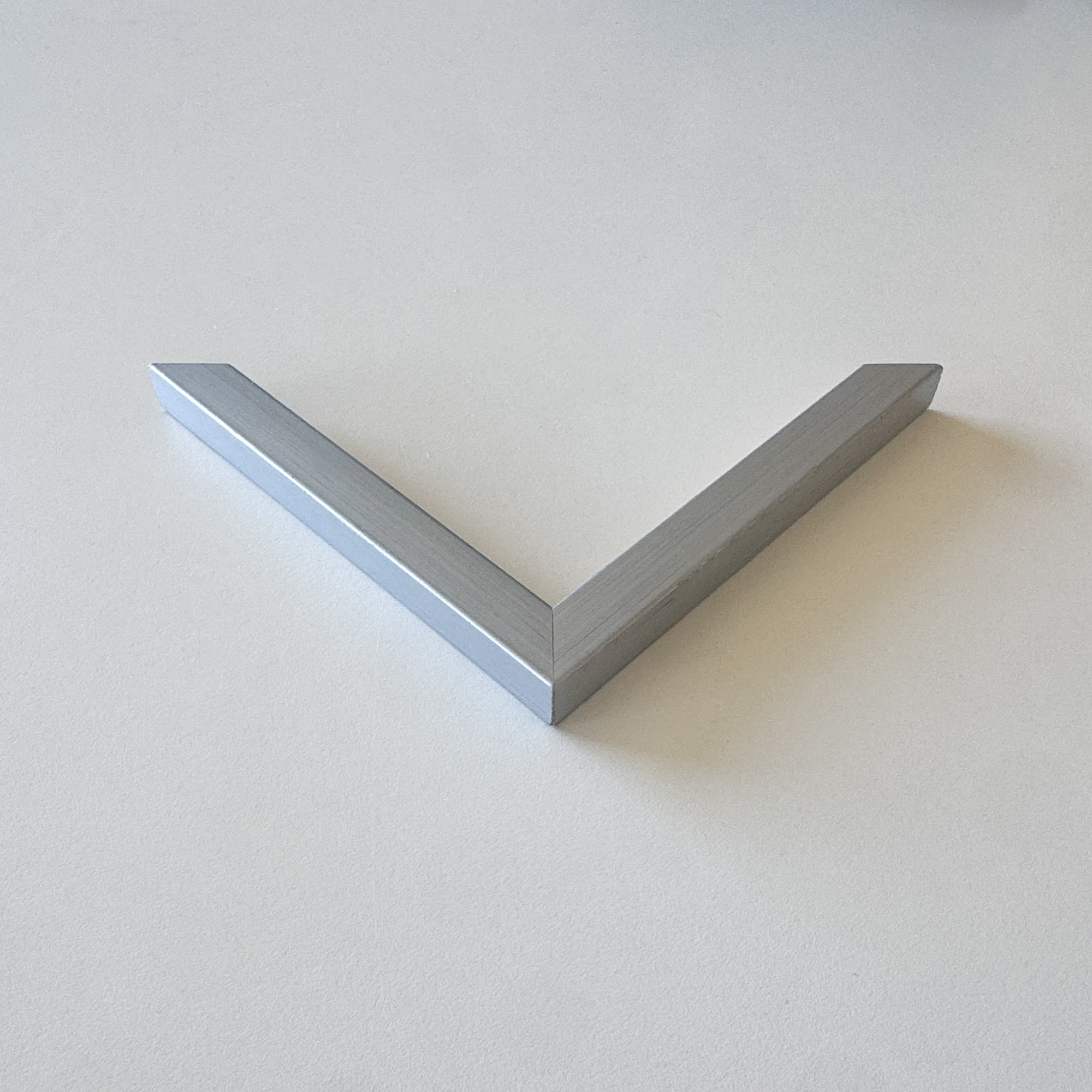 Corner sample: Silver wooden frame - Narrow (15x15 mm)