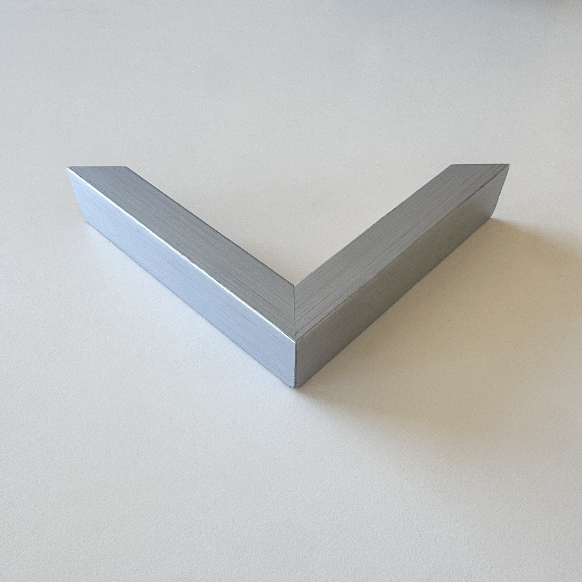 Corner sample: Silver wooden frame - Wide (20x30 mm)