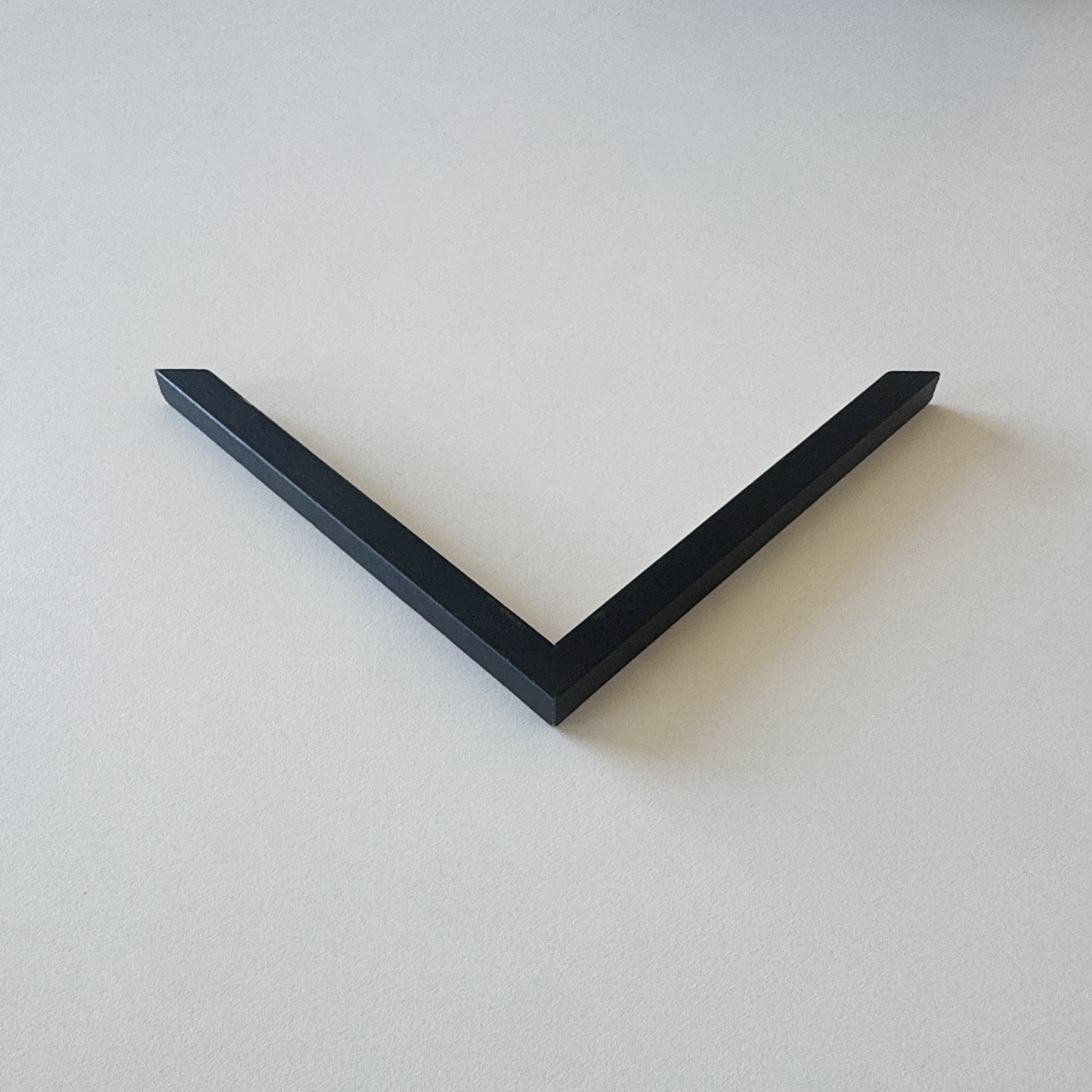 Corner sample: Black wooden frame - Narrow (10x10 mm)