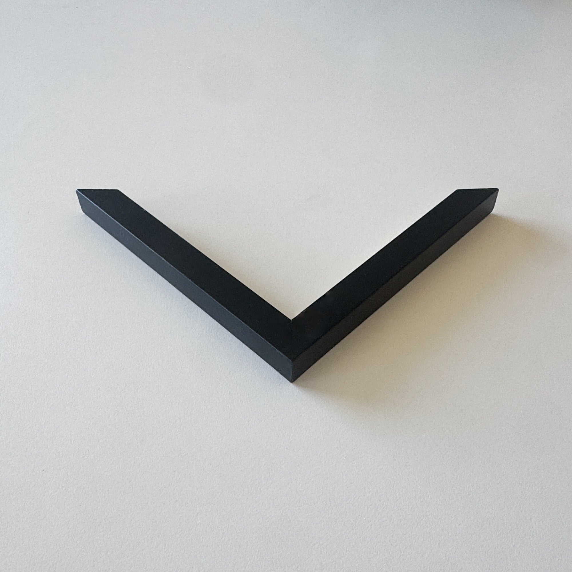Corner Sample: Black wooden frame - Slim (15x15 mm)