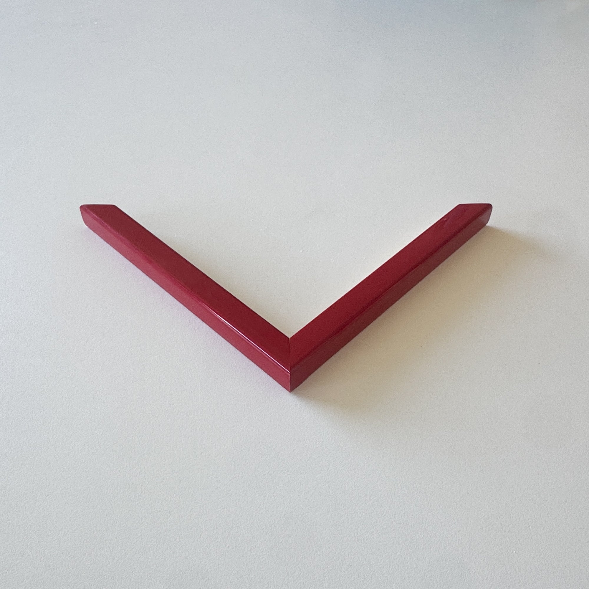 Corner sample: Dark red glossy wooden frame - Narrow (13x13 mm)