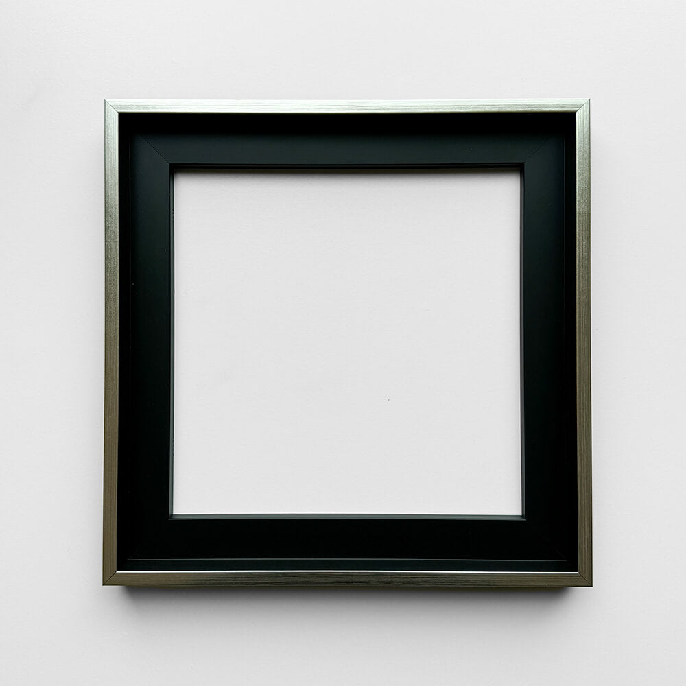 Floater frame in black wood with silver front