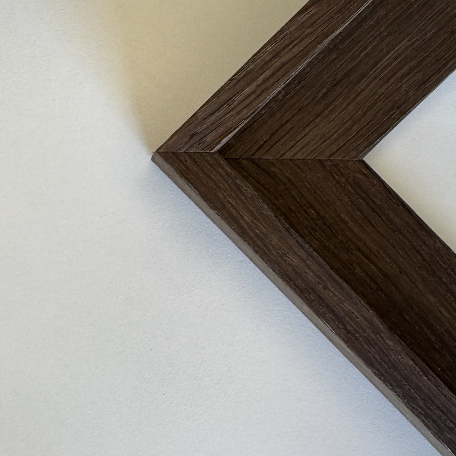 Floater frame in brown oak